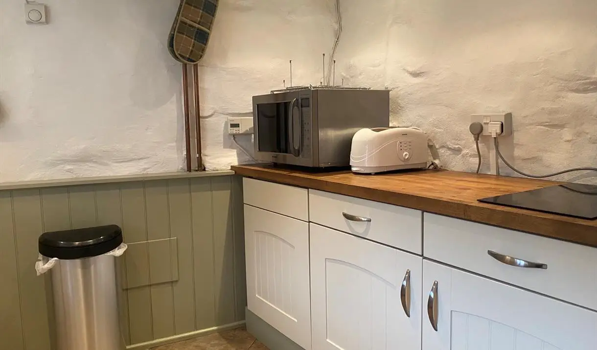 Fully equipped kitchen with wooden worktops